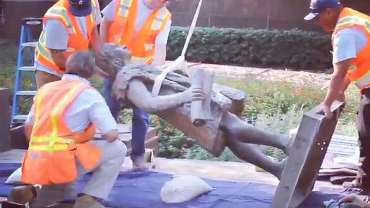 Kaşif Kristof Kolomb'un heykeli 'lekeli bir geçmişi hatırlatıyor' denilerek kaldırıldı