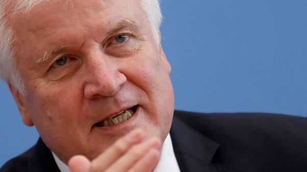 Trotz Rücktritt als CSU-Chef: Seehofer will Innenminister bleiben Trotz Rücktritt als CSU-Chef: Seehofer will Innenminister bleiben