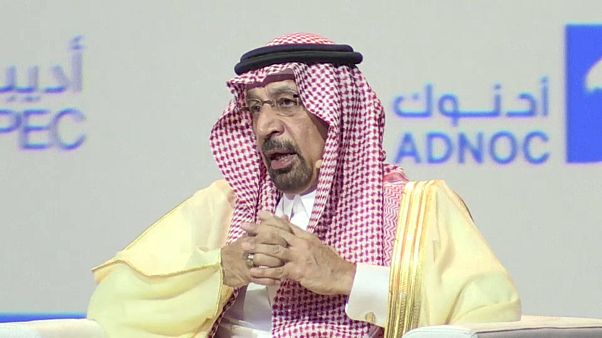 السعودية ستخفض امداداتها النفطية الشهر القادم السعودية ستخفض امداداتها النفطية الشهر القادم