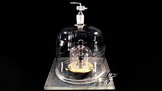 Scientists vote on first change to the kilogramme in a century