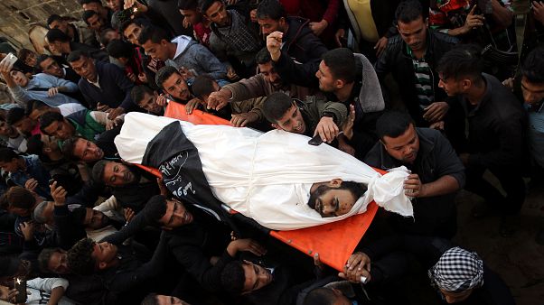 غزة تشيع وتدفن ضحاياها الذين قضوا جراء الاعتداء الإسرائيلي غزة تشيع وتدفن ضحاياها الذين قضوا جراء الاعتداء الإسرائيلي