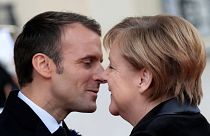 На юбилее в Париже старушка приняла Меркель за жену Макрона