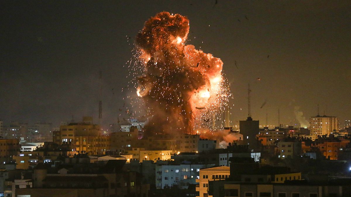 Israel bombardeia televisão do Hamas