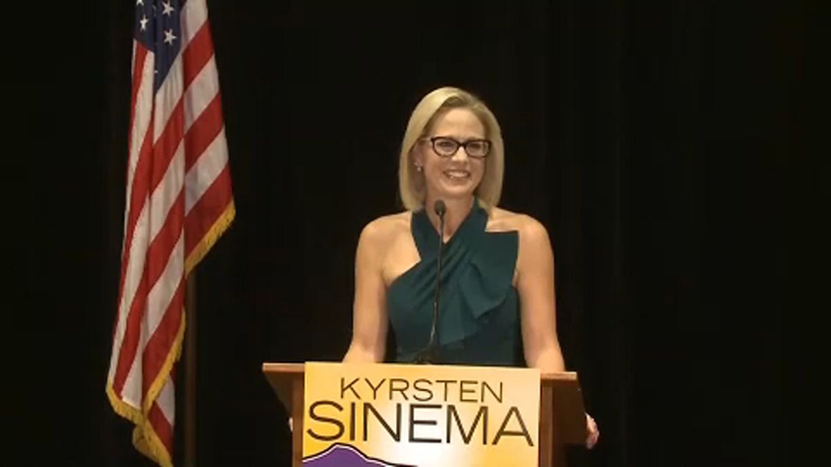 Mujer y demócrata, Kyrsten Sinema hace historia en Arizona