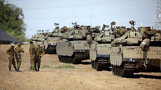 اسرائیل برای تدارک حمله ای زمینی تانک های خود را به نوار غزه گسیل کرد