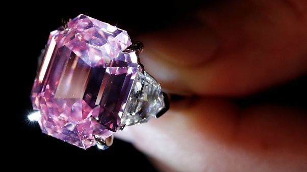19 karatlık 'benzersiz' pembe elmas müzayedede rekor bekliyor 19 karatlık 'benzersiz' pembe elmas müzayedede rekor bekliyor