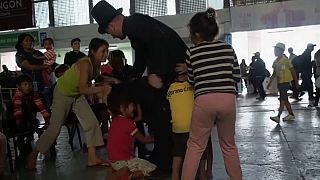 شاهد: قس ساحر يزور أطفال المهاجرين في ملجأ في المسكيك