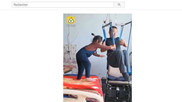 Una niña china de 6 años cuida de su padre parapléjico Una niña china de 6 años cuida de su padre parapléjico