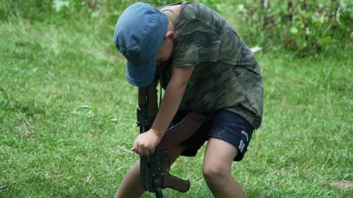 Ukrayna'da çocuklara silah eğitimi: Hedefinizi insan olarak görmeyin