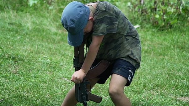 Ukrayna'da çocuklara silah eğitimi: Hedefinizi insan olarak görmeyin Ukrayna'da çocuklara silah eğitimi: Hedefinizi insan olarak görmeyin