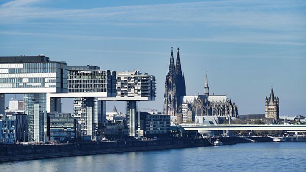 Köln: Tanker mit 1.200 Tonnen Diesel läuft auf Grund Köln: Tanker mit 1.200 Tonnen Diesel läuft auf Grund
