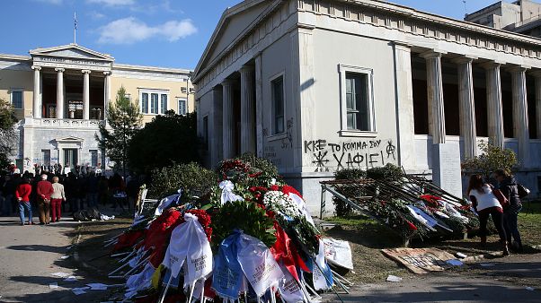 Eπιχείρησαν να απλώσουν τη ναζιστική σημαία έξω από το Πολυτεχνείο Eπιχείρησαν να απλώσουν τη ναζιστική σημαία έξω από το Πολυτεχνείο