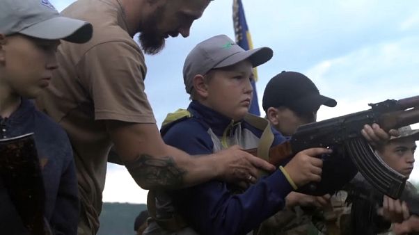 Ukrainische Ferienlager: "Schießt auf alle Separatisten" Ukrainische Ferienlager: "Schießt auf alle Separatisten"