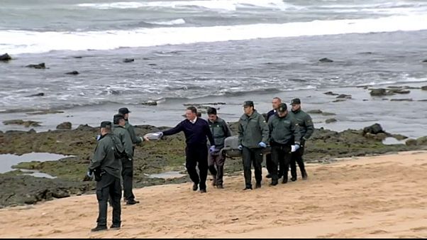 La Guardia Civil recupera uno de los cadáveres de los inmigrantes. La Guardia Civil recupera uno de los cadáveres de los inmigrantes.