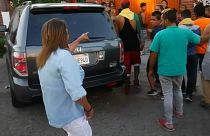 Una vecina de Tijuana señala a los migrantes de la caravana LGTB.