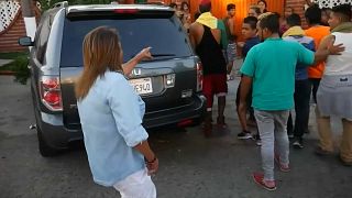 Una vecina de Tijuana señala a los migrantes de la caravana LGTB.