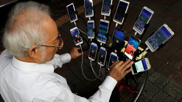 Taiwan: uomo di 70 anni gioca a Pokémon Go con 15 telefoni Taiwan: uomo di 70 anni gioca a Pokémon Go con 15 telefoni