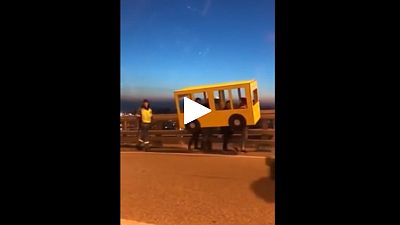 Маскировка под автобус не помогла жителям Владивостока пересечь Золотой Рог