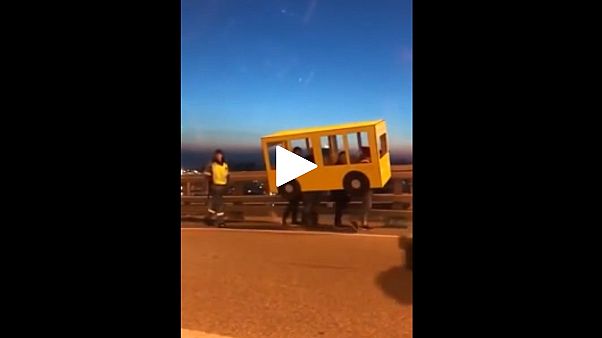 Маскировка под автобус не помогла жителям Владивостока пересечь Золотой Рог Маскировка под автобус не помогла жителям Владивостока пересечь Золотой Рог