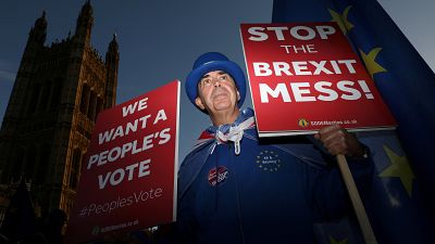 May tenta convencer ministros com "acordo técnico" do Brexit