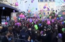 Globos de colores en el cielo parisino para honrar a las víctimas del 13N
