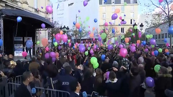 Balões lembram vítimas dos ataques terroristas de Paris Balões lembram vítimas dos ataques terroristas de Paris