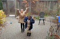 El conmovedor vídeo de dos niños refugiados en Canadá que ven nevar por primera vez