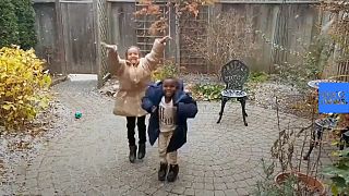 El conmovedor vídeo de dos niños refugiados en Canadá que ven nevar por primera vez