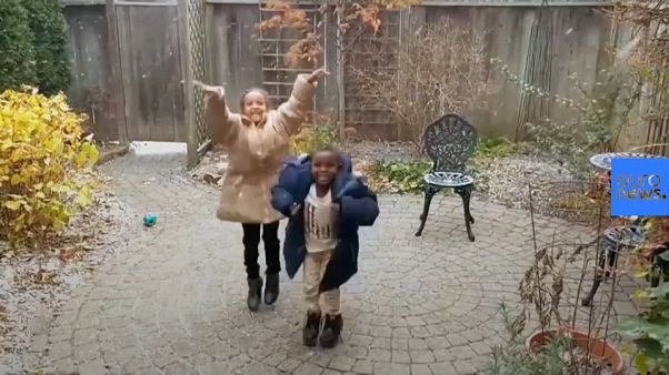 El conmovedor vídeo de dos niños refugiados en Canadá que ven nevar por primera vez El conmovedor vídeo de dos niños refugiados en Canadá que ven nevar por primera vez