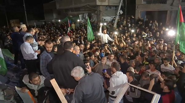 احتفالات فلسطينية وهدوء حذر مع توقف إطلاق النار في قطاع غزة احتفالات فلسطينية وهدوء حذر مع توقف إطلاق النار في قطاع غزة