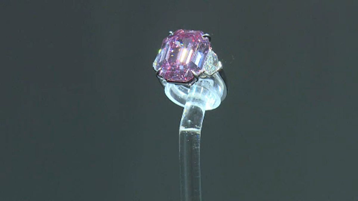 Редкий розовый бриллиант продан за 50 миллионов долларов