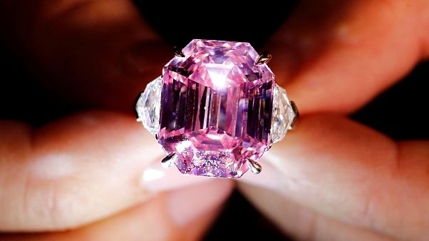 'Pembe Miras' isimli elmas yüzük rekor fiyata satıldı 'Pembe Miras' isimli elmas yüzük rekor fiyata satıldı
