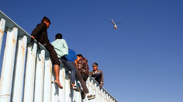 En la valla de Tijuana, soñando con entrar en EE.UU. En la valla de Tijuana, soñando con entrar en EE.UU.