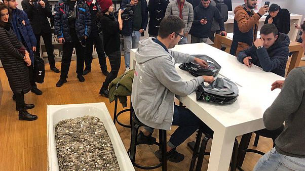 Eine Badewanne voller Kleingeld für ein iPhone XS Eine Badewanne voller Kleingeld für ein iPhone XS