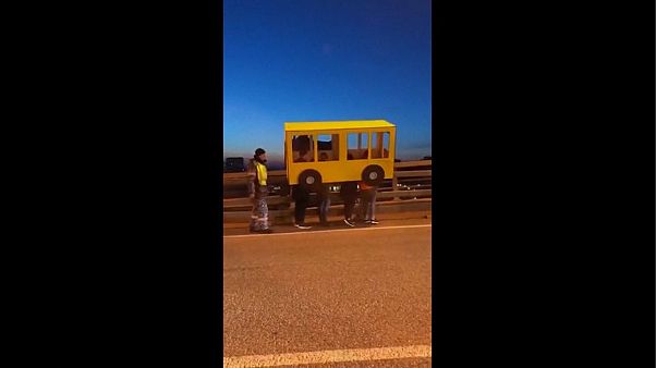 Video | 'Yayalar giremez' yasağını otobüs kılığına girerek deldiler Video | 'Yayalar giremez' yasağını otobüs kılığına girerek deldiler