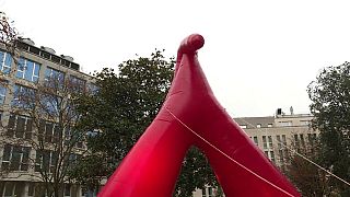 شاهد: عضو أنثوي عملاق يفتتح مهرجاناً نسوياً في جنيف