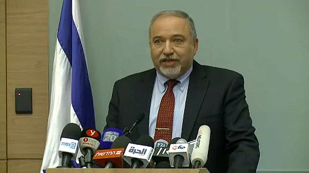 Bejelentette lemondását az izraeli védelmi miniszter Bejelentette lemondását az izraeli védelmi miniszter
