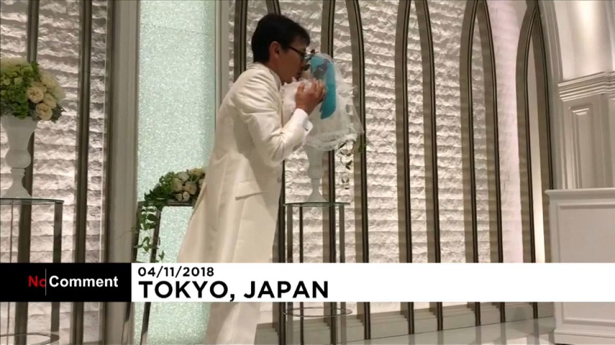 Japonya'da hologramla evlenen Kondo'nun düğünü 
