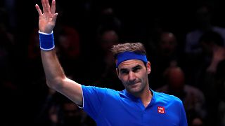 Federer vence a Thiem y apunta a las semifinales de la Copa de Maestros