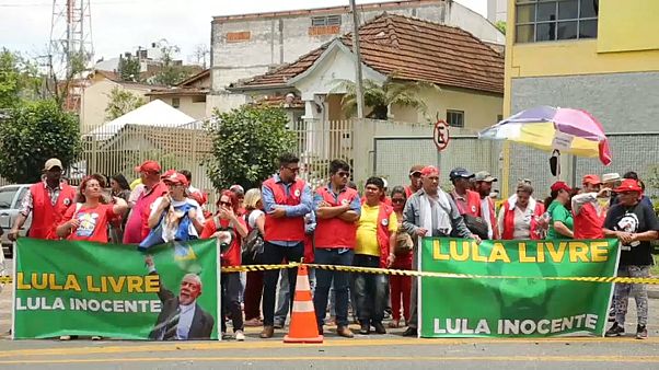 Lula da Silva sai pela primeira vez da prisão Lula da Silva sai pela primeira vez da prisão