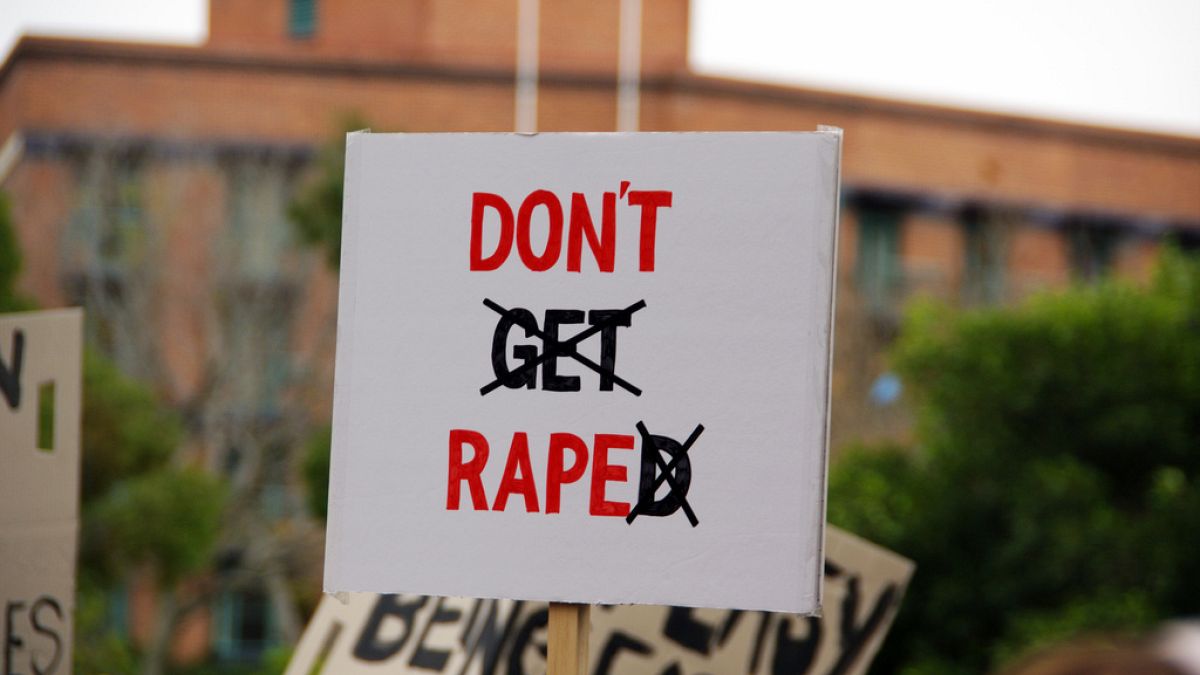 اعتراض زنان به تبرئه متهم به تجاوز به علت نوع پوشش قربانی