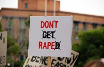 اعتراض زنان به تبرئه متهم به تجاوز به علت نوع پوشش قربانی