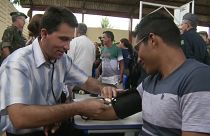Cuba retira a miles de médicos de Brasil por un órdago de Bolsonaro