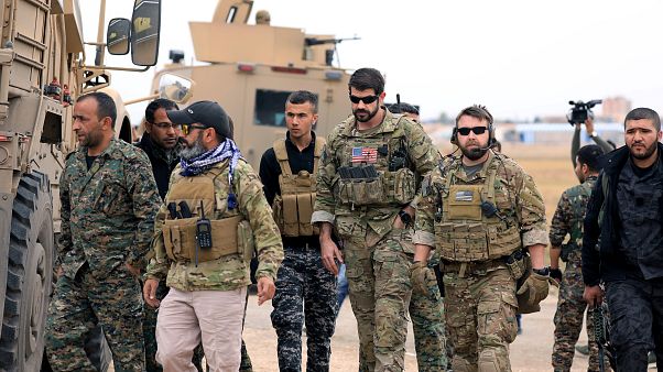 صورة أرشيفية لأفراد من قوات سوريا الديمقراطية وجنود أمريكيون في سوريا صورة أرشيفية لأفراد من قوات سوريا الديمقراطية وجنود أمريكيون في سوريا