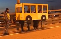 Busznak öltözve indult el négy ember egy csak járműveknek való hídon