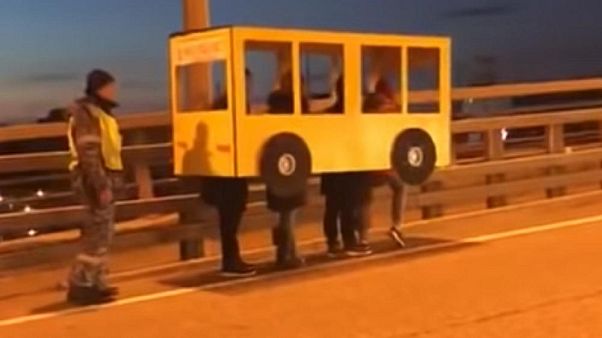 Busznak öltözve indult el négy ember egy csak járműveknek való hídon Busznak öltözve indult el négy ember egy csak járműveknek való hídon