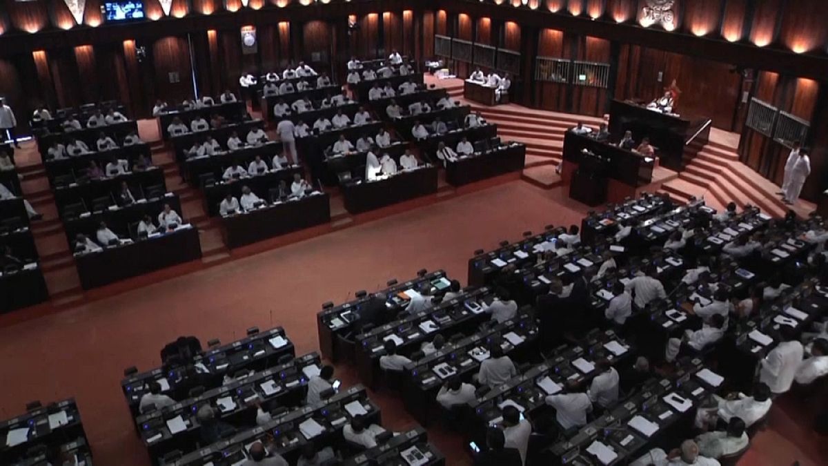 Video | Sri Lanka'da hükümet güvenoyu alamadı parlamento karıştı
