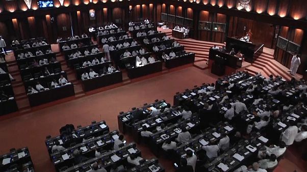 Video | Sri Lanka'da hükümet güvenoyu alamadı parlamento karıştı Video | Sri Lanka'da hükümet güvenoyu alamadı parlamento karıştı