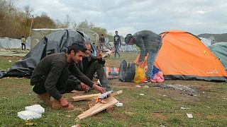 Binlerce kaçak göçmen Bosna Hersek'in kuzeyinde kapana kısılmış durumda