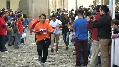 Guatemala'da garsonlar ellerinde tepsilerle koşu yarışmasına katıldı